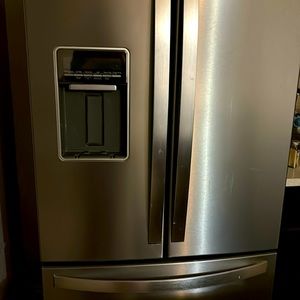 whirlpool refrigerator ice maker French style door in very good condition